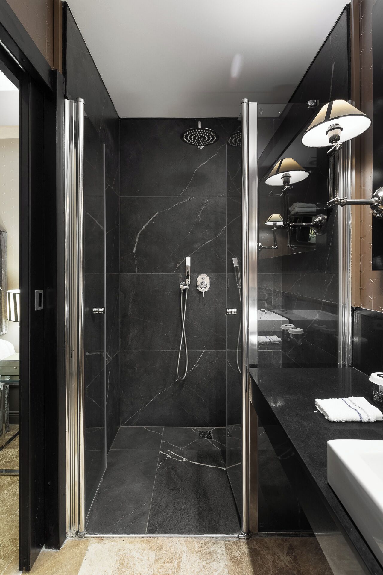 华丽双人房 | 浴室 | 淋浴设施、大花洒淋浴喷头、免费洗浴用品、吹风机