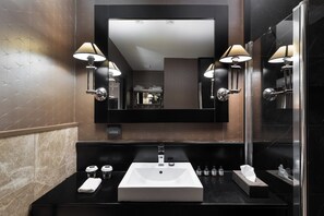 Suite Deluxe | Bagno | Doccia, soffione a pioggia, set di cortesia gratuito, asciugacapelli