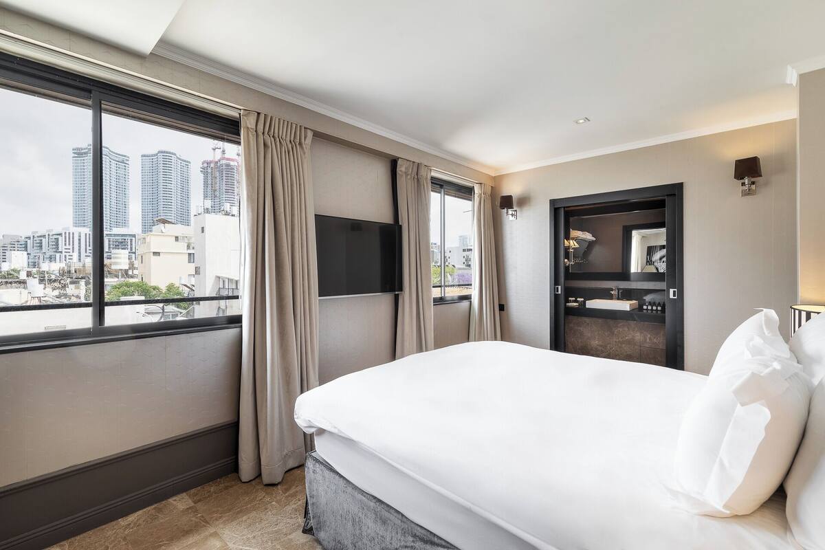 Deluxe Double Room | Egyptian cotton sheets, premium bedding, down comforters, in-room safe