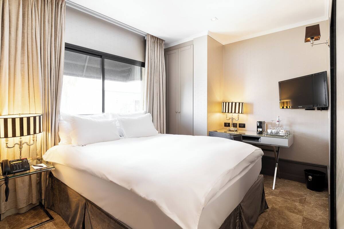 Egyptian cotton sheets, premium bedding, down comforters, in-room safe