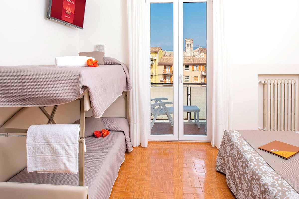 Family room | Una cassaforte in camera, una scrivania, postazione laptop