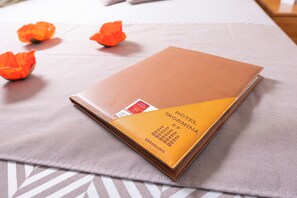 Minibar, caja de seguridad en la habitación y muebles diferentes