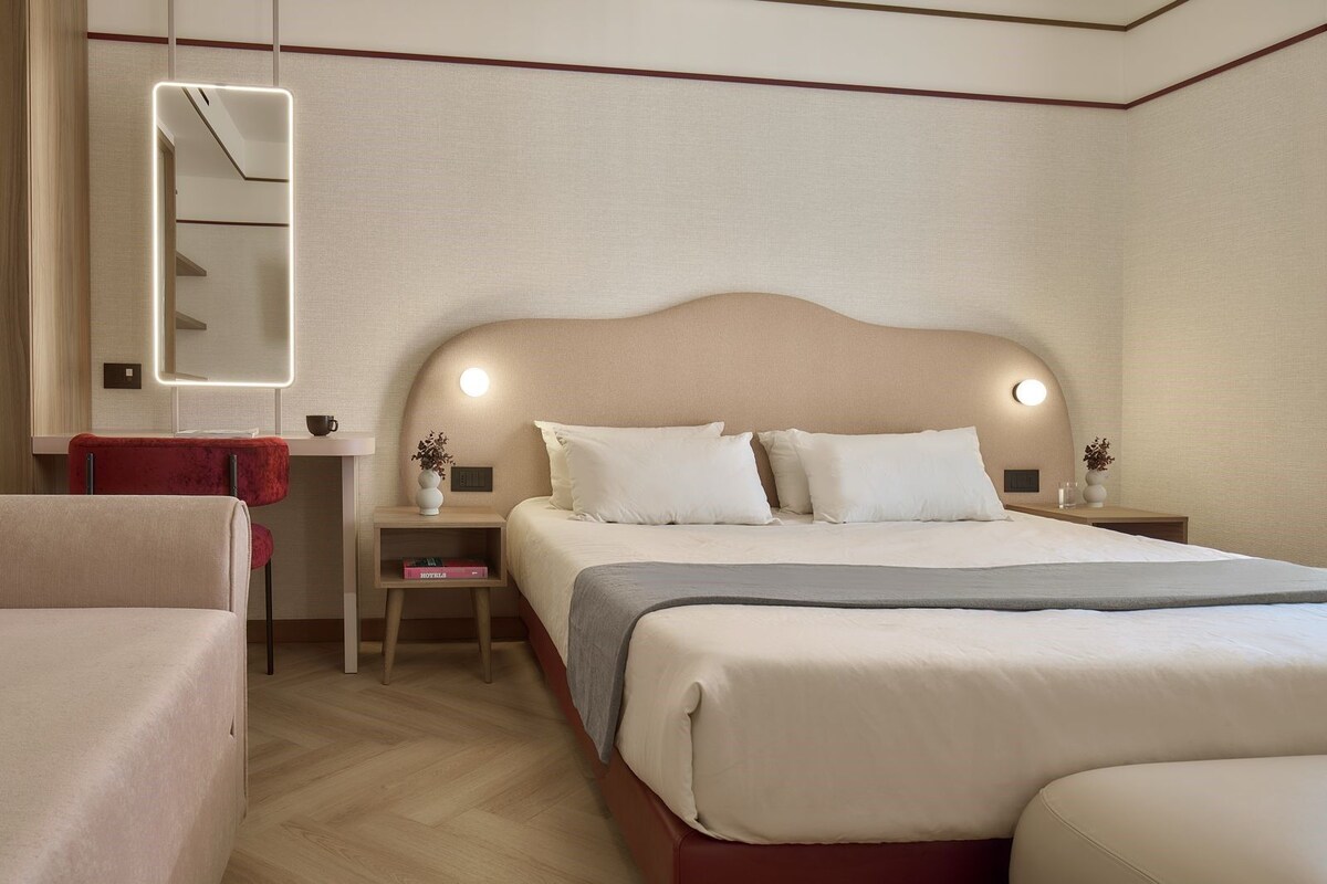 Deluxe Double or Twin Room | Minibar, in-room safe, desk, laptop workspace