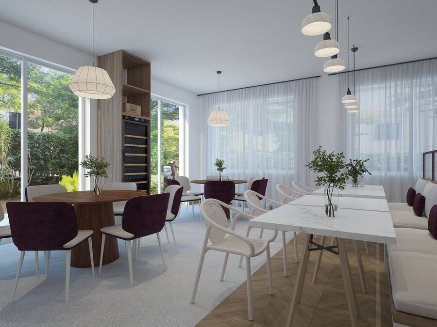 Un comedor moderno con una mesa de madera, sillas blancas y un sofá blanco. Amplias ventanas con cortinas de gasa, y lámparas colgantes sobre la mesa.