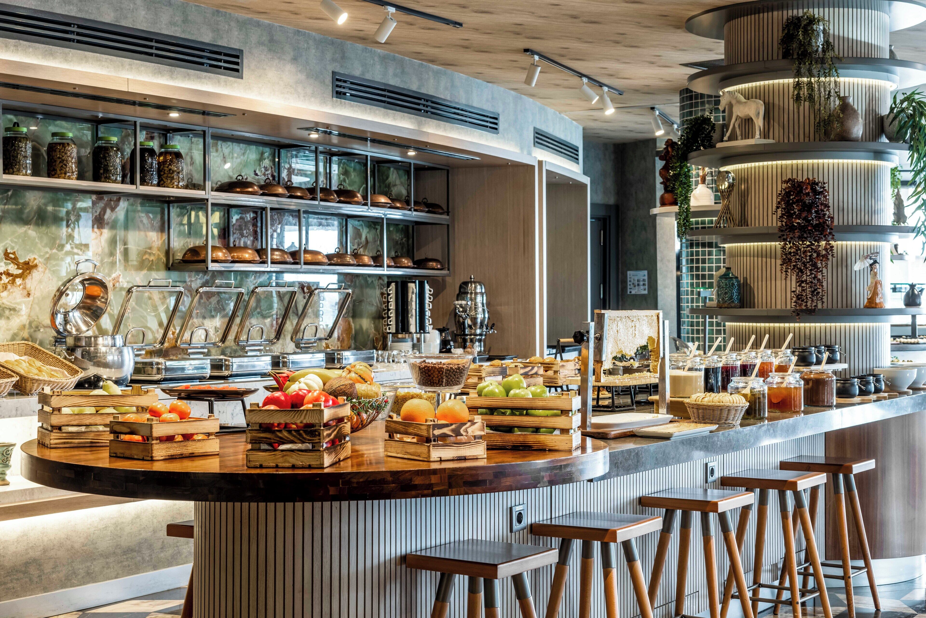 Petit déjeuner buffet (12 EUR par personne)