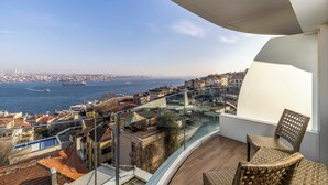 A balcony with a clear view of the cityscape and the sea. - Opera Hotel Bosphorus - Preferred Hotels and Resorts (Istanbul)