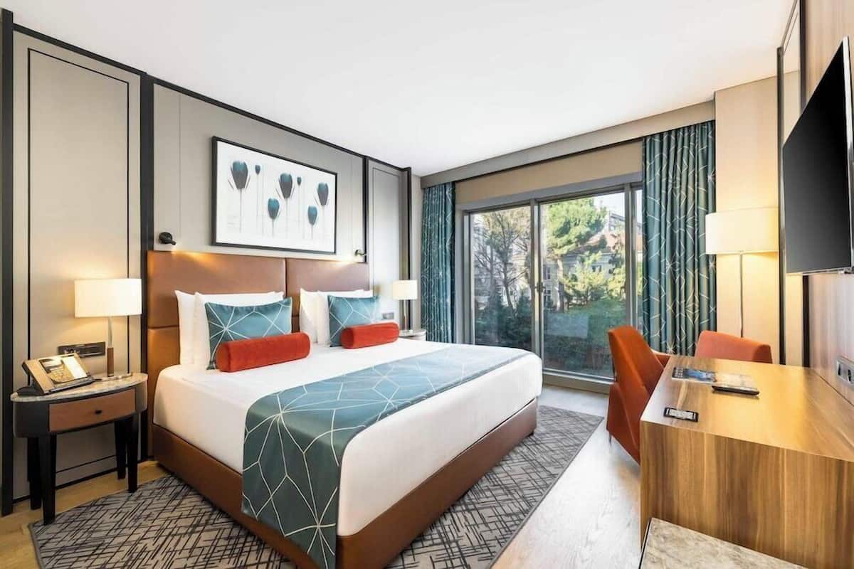 Frette Italian sheets, premium bedding, minibar, in-room safe