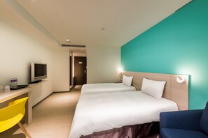 Habitación Deluxe con 1 cama matrimonial o 2 individuales | Minibar, caja de seguridad en la habitación, escritorio y camas extra