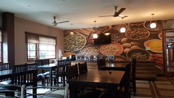 Serviço de café da manhã, almoço, jantar; vistas para o jardim