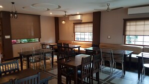 供应早餐、午餐和晚餐，花园景观