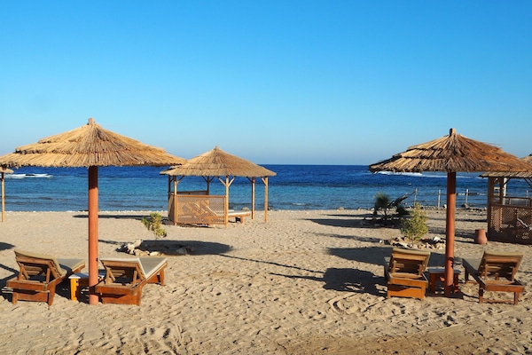 Privatstrand, Liegestühle, Sonnenschirme, Strandtücher