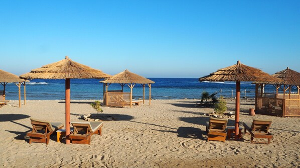 Private beach, sun loungers, beach umbrellas, beach towels - Roots (El Quseir)