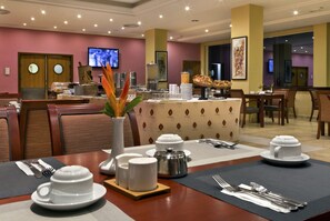 3 restaurants; breakfast, lunch, and dinner served - Azalaï Hotel Cotonou (Cotonou)
