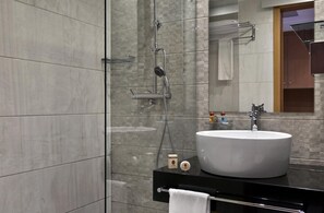 Bathtub, free toiletries, hair dryer, bidet - Azalaï Hotel Cotonou (Cotonou)
