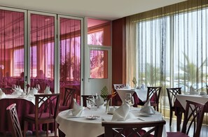3 restaurants, breakfast, lunch, dinner served; international cuisine 