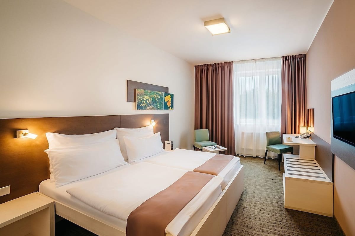 Allergikerbettwaren, Minibar, Zimmersafe, Schreibtisch