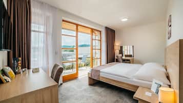 Chambre Triple Classique, 1 grand lit et 1 canapé-lit | Literie hypoallergénique, minibar, coffres-forts dans les chambres