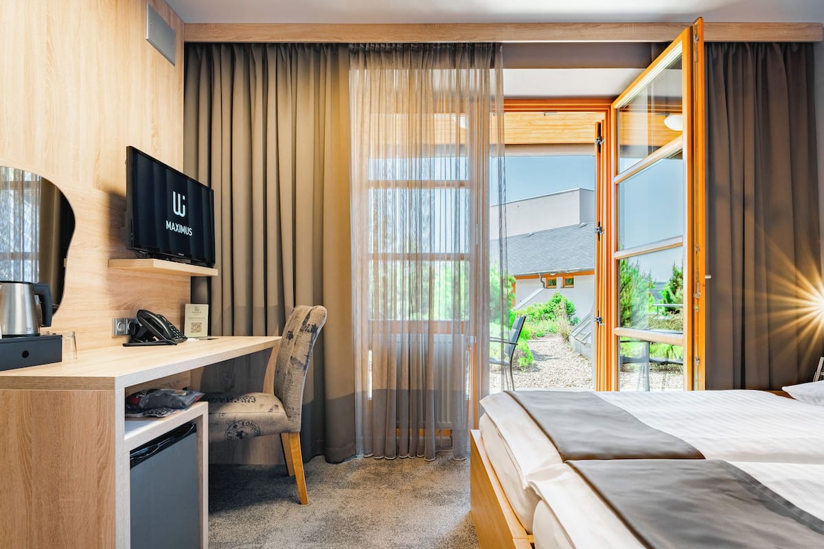 1 bedroom, hypo-allergenic bedding, minibar, in-room safe
