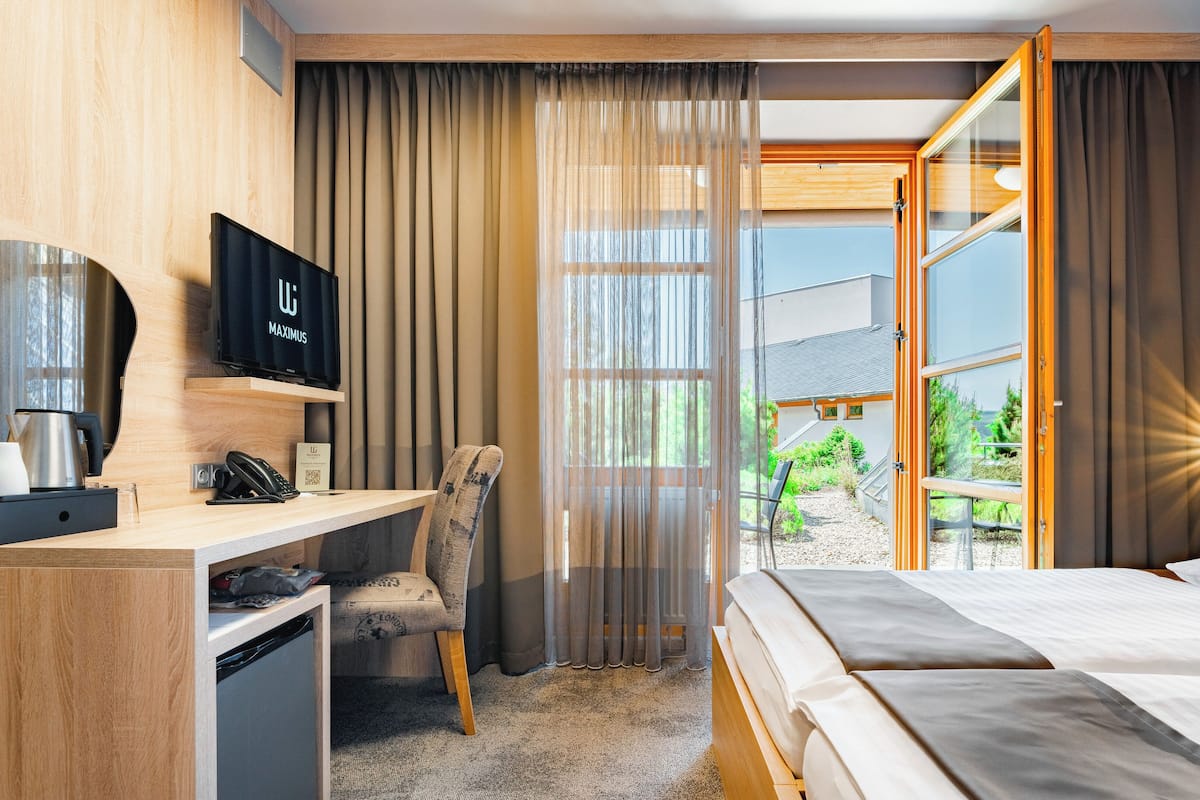 Literie hypoallergénique, minibar, coffres-forts dans les chambres