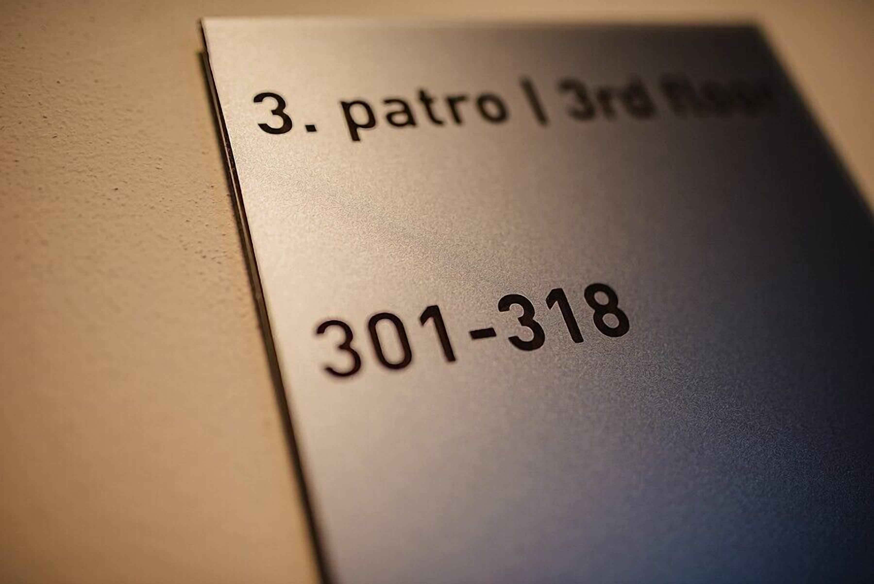 Señal con el texto '3. patrulla 3er piso' y el número de teléfono '301-318'.