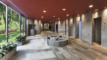 Salas de tratamiento para parejas, sauna y tina de hidromasaje