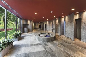 Salas de tratamiento para parejas, un sauna, una bañera de hidromasaje