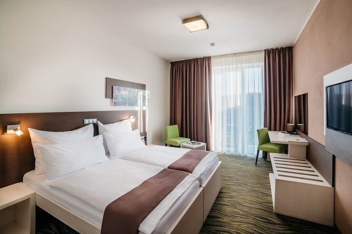 Allergikerbettwaren, Minibar, Zimmersafe, Schreibtisch