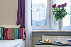 Kamar Double (shared bathroom) | Seprai premium, kedap suara, dan Wi-Fi gratis