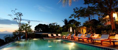 Alberca al aire libre y sombrillas en la alberca