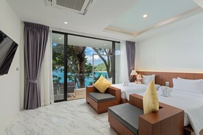 Une chambre d’hôtel avec un lit, un canapé, une petite table et un téléviseur.