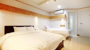 Twin Room | Minibar, individually decorated, individually furnished