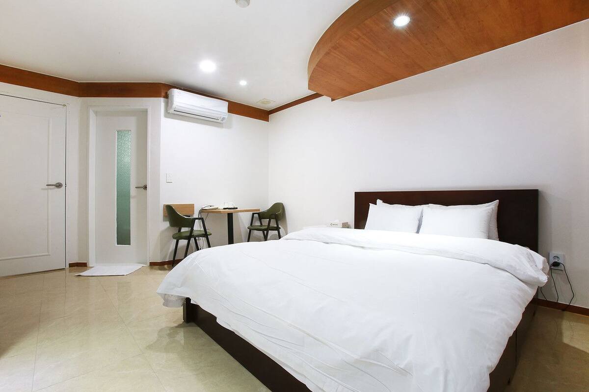 Double Room | Minibar, laptop workspace, soundproofing, WiFi (free)