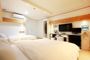 Twin Room | Minibar, individually decorated, individually furnished