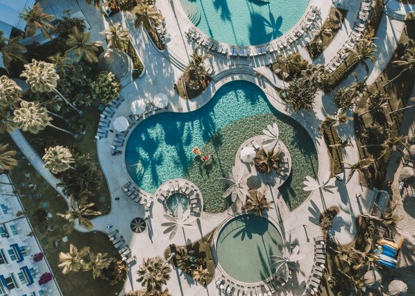 2 piscines extérieures, parasols, chaises longues