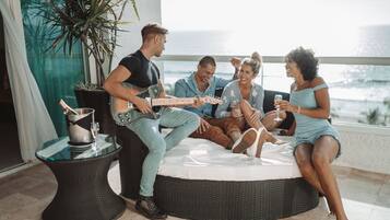 5 bars, 2 bars en bord de piscine, bar en milieu de piscine