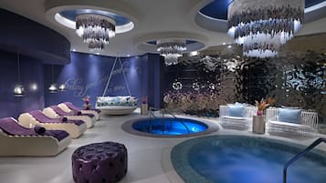 Behandelingskamers voor koppels, een sauna, een bubbelbad, een stoombad