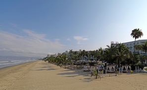 Sur la plage, cabana (supplément), parasol, serviettes de plage