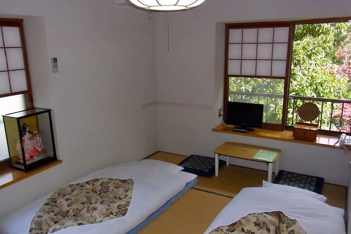 標準雙床房, 非吸煙房, 共用浴室 (RSVP for hot spring upon check-in) | 書桌、遮光窗簾/窗簾、免費 Wi-Fi、床單