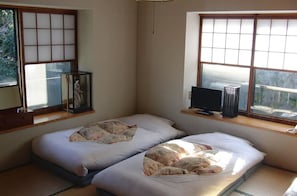 Habitación estándar con 2 camas individuales, para no fumadores (RSVP for hot spring upon check-in) | Escritorio, cortinas blackout, wifi gratis y ropa de cama 