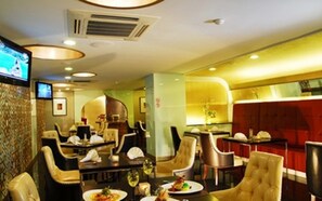 Breakfast, lunch, dinner served; Thai cuisine