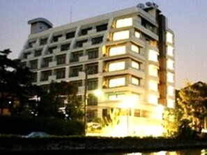 Front of property – evening/night - Ziniza The Boutique Service Apartment (Bangkok)