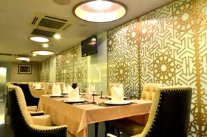 供應早餐、午餐和晚餐，泰國料理