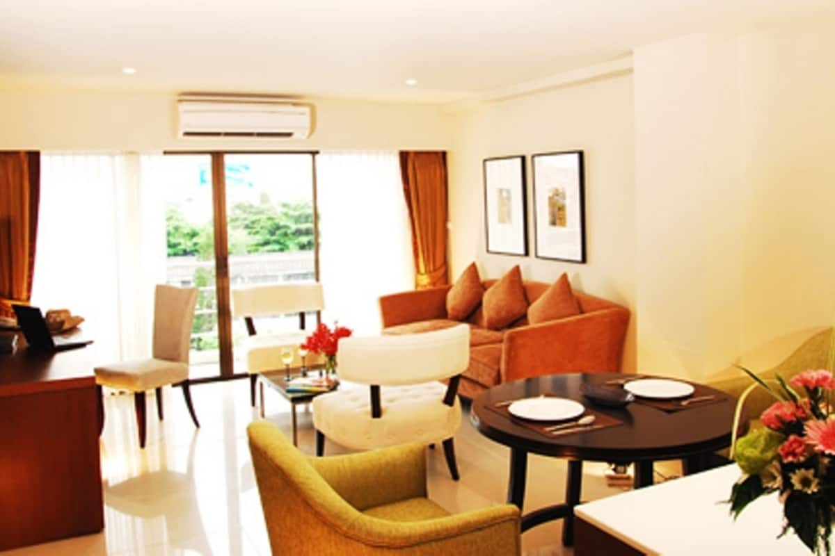 Executive Suite, 1 King Bed | Living room | 32-inch LCD TV with digital channels, TV, DVD player