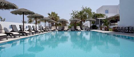 Piscine extérieure (ouverte en saison), parasols de plage