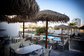Bar junto a la piscina