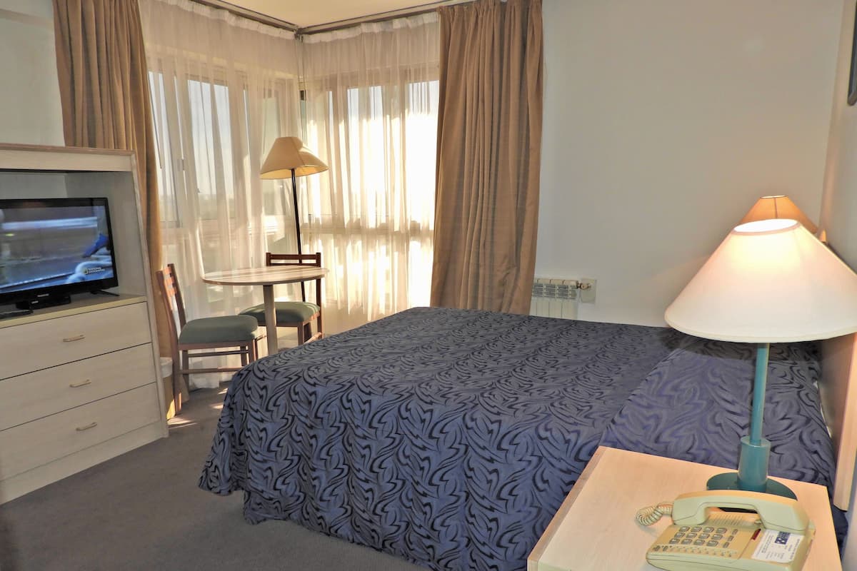 Ropa de cama de alta calidad, colchones con pillow-top y minibar