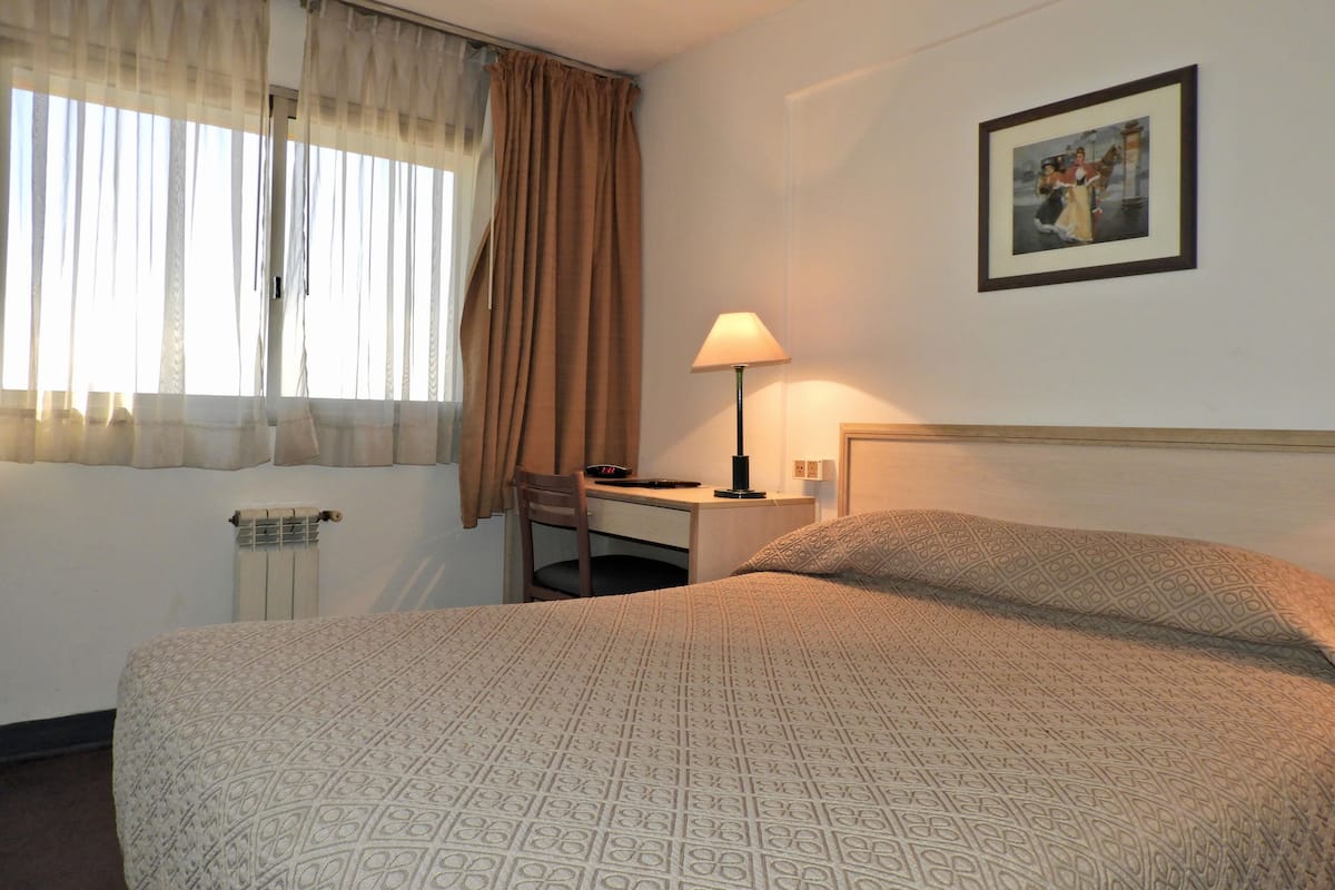 Ropa de cama de alta calidad, colchones con pillow-top y minibar