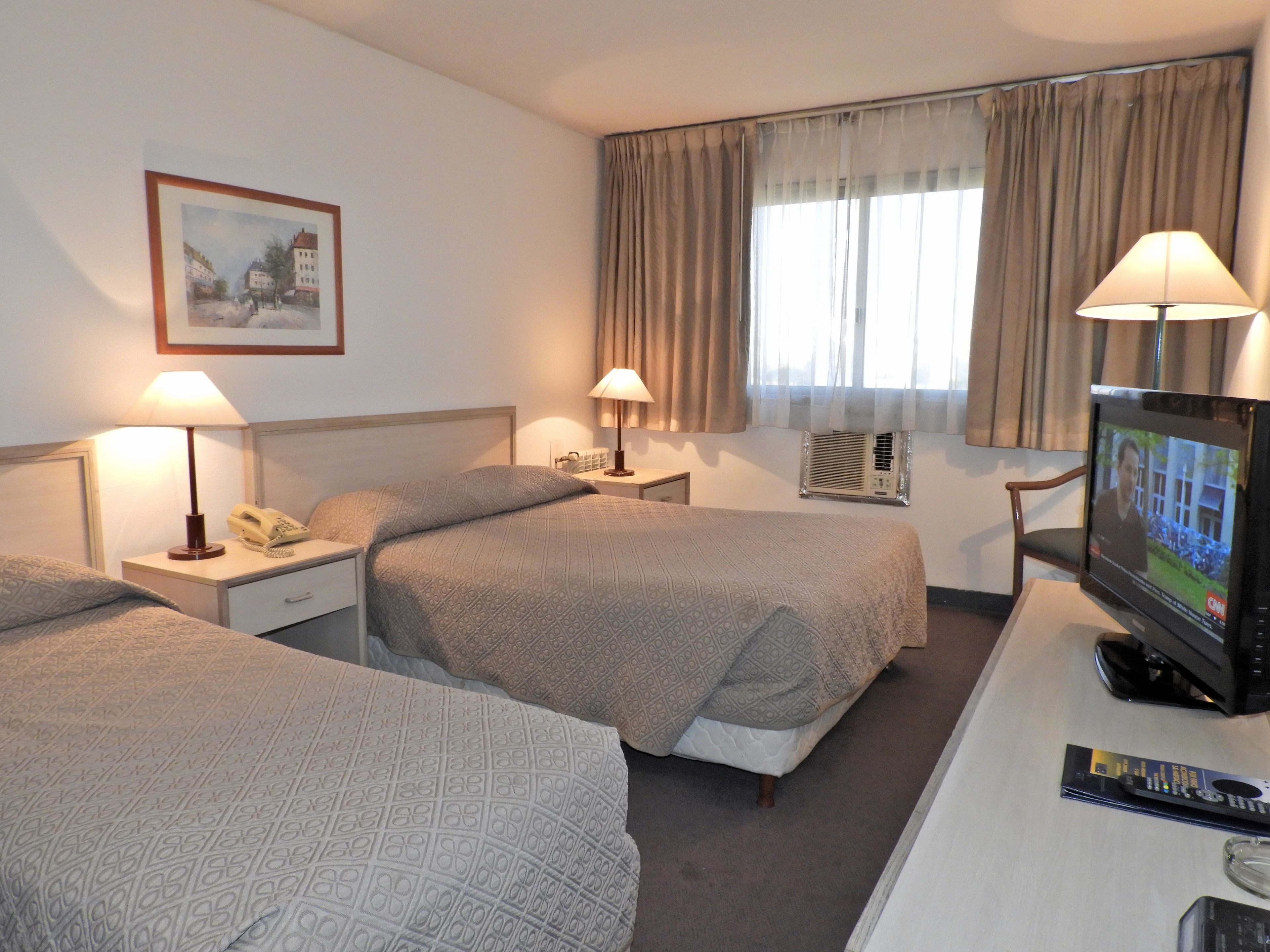 Habitación triple | Ropa de cama de alta calidad, camas con pillow-top y minibar 