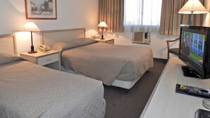 Triple Room | Premium bedding, pillowtop beds, minibar, in-room safe - Hotel Tres Cruces (Montevideo)