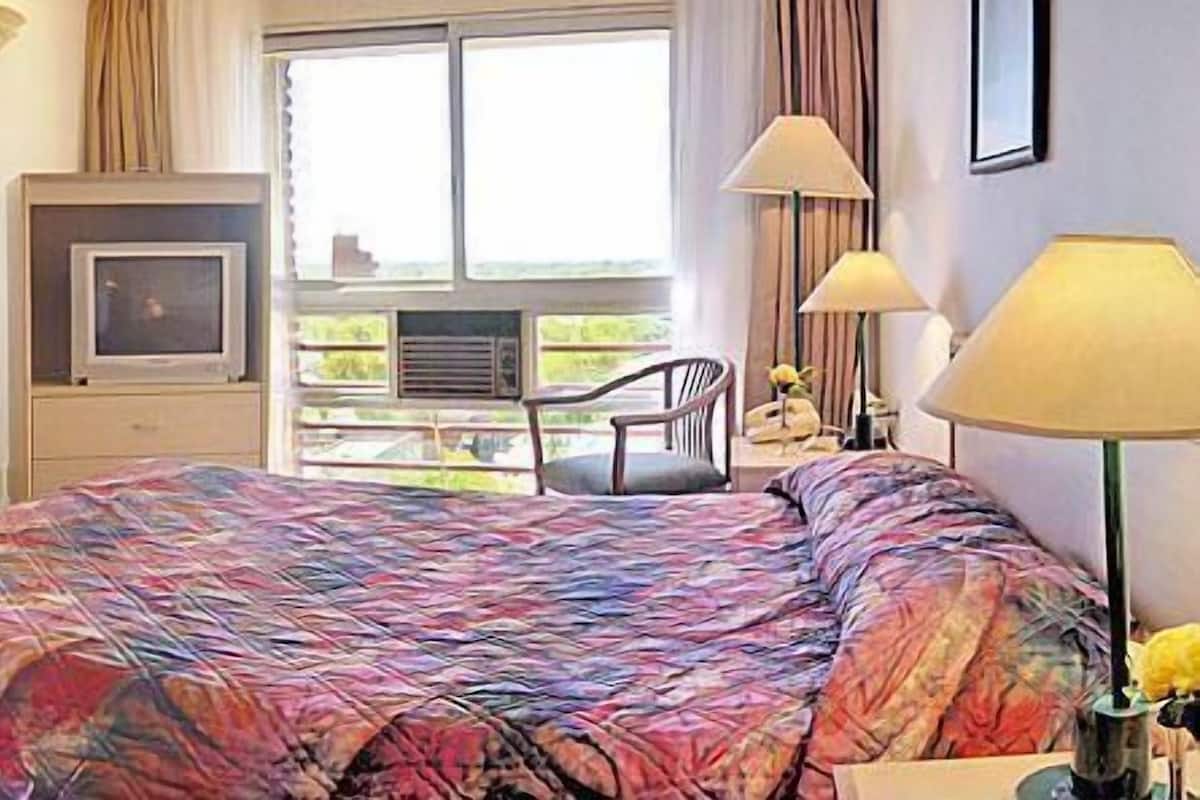 Ropa de cama de alta calidad, colchones con pillow-top y minibar